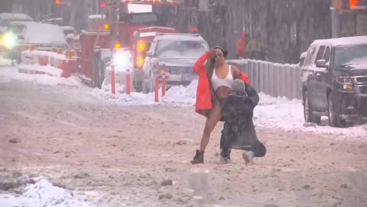 Al mal tiempo, buena sesión de fotos en bikini