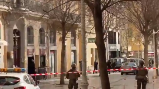 Lo detuvieron tras arrojar por la ventana una caja con una cabeza humana
