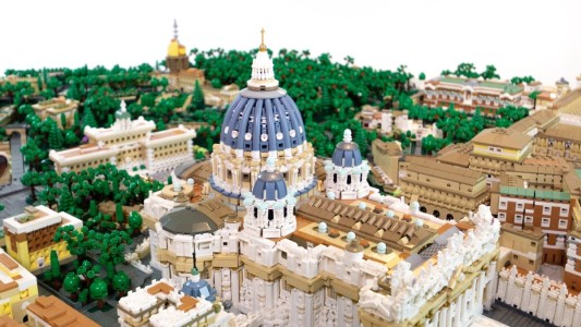 Un artista creó una réplica del Vaticano con piezas de Lego