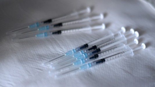 Vendían vacunas contra el coronavirus y eran jeringas con agua salada