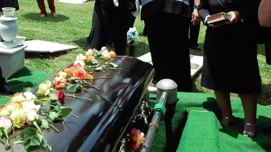 Una mujer ocultó que tenía coronavirus, contagió a su pareja y sus hijos: murieron todos