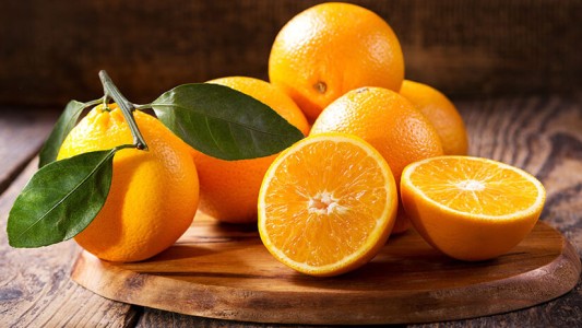 Se comieron 30 kilos de naranjas en menos de media hora para ahorrar en sobrepeso de equipaje