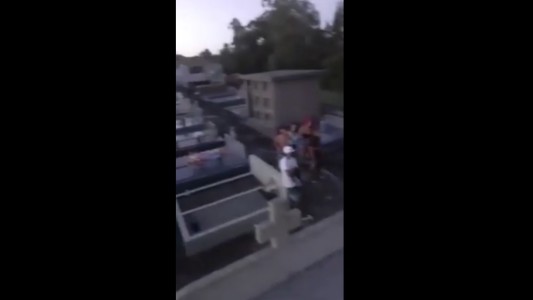 Fiesta clandestina en el cementerio de Pelotas