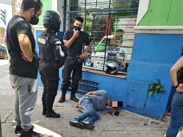 Video: lo lincharon por robar un celular en Rosario