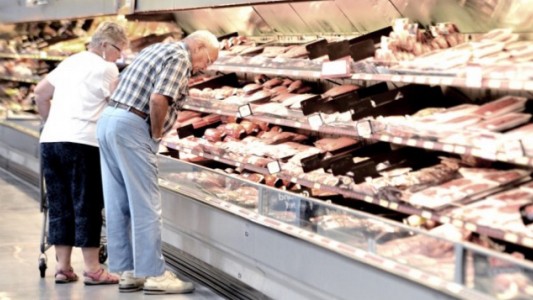Fuertes promociones y descuentos para alentar el consumo y liquidar stocks en los hipermercados
