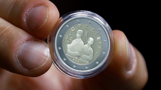 "Grazie": Italia le dedica moneda de 2 euros al personal médico del país