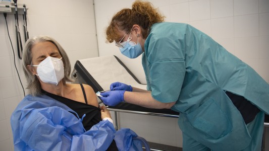 España limita el uso de la vacuna de Oxford y AstraZeneca a menores de 55 años