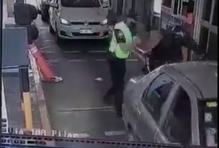Intentó colarse en un peaje y un policía le dio una brutal golpiza