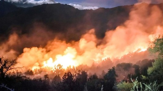 Incendio en El Bolsón: el fuego amenaza a un pueblo mapuche