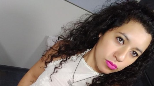 Fue asesinada a puñaladas y su pareja intentó simular un suicidio