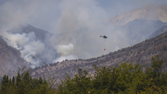 El Bolsón: intentan evitar que el fuego llegue a una comunidad mapuche