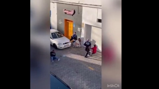 Policías golpean ferozmente a testigos que grababan una detención