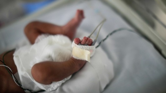 Vacunaron contra el coronavirus a una embarazada y el bebé nació con anticuerpos