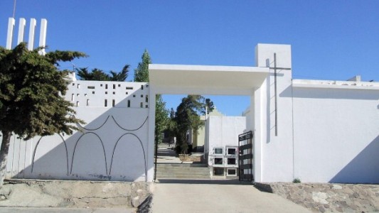 Dos jóvenes borrachos abrieron un ataúd para despedirse de un familiar que había muerto de coronavirus