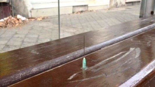 Parada peligrosa: se clavó una jeringa al sentarse a esperar el colectivo