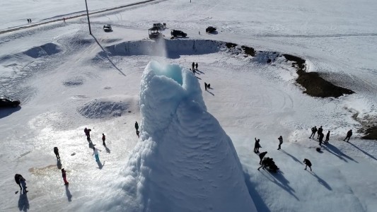 Video: apareció un volcán de hielo de 14 metros