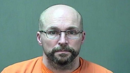 Creía en teorías conspirativas y dañó cientos de vacunas anticovid por ser "obras del diablo"