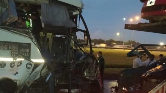 Un hombre murió tras el choque de un micro y un camión en la colectora de Panamericana