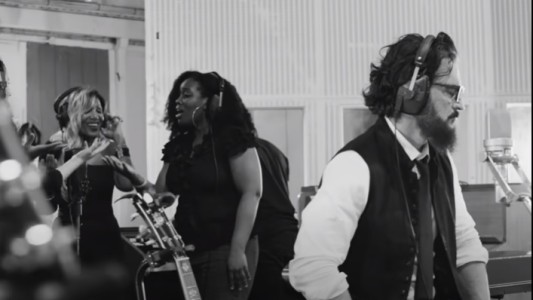 "Covers, Demos y Otras Travesuras de Blanco": nuevo disco de Ricardo Arjona