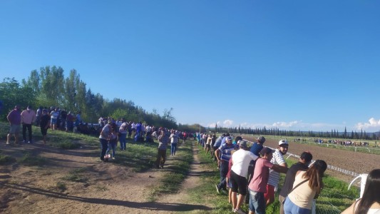 Suspendieron una carrera de caballos en Córdoba: había más de 3 mil espectadores