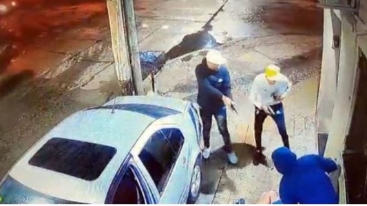 Asaltan a un policía y gatillan en su cabeza para robarle el auto en Villa Celina