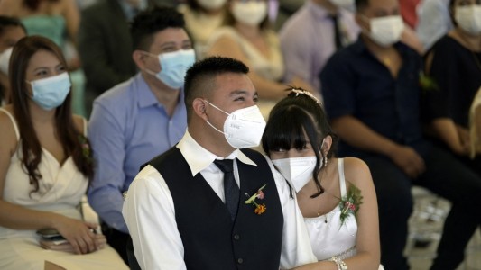 Boda colectiva con barbijos: casaron a 44 parejas a la vez