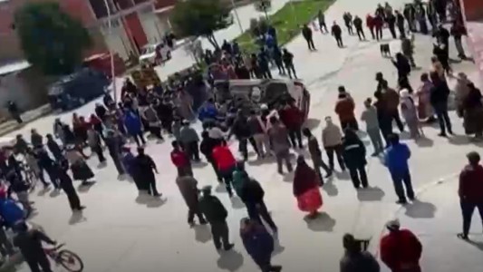 Vecinos en acción: vuelcan una camioneta donde escapaban ladrones