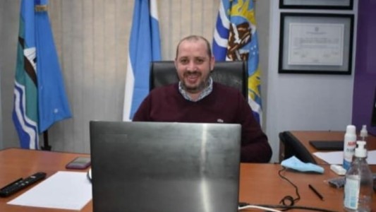 Críticas al intendente que decidió vacunarse junto a su esposa y el chofer