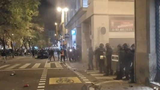VIDEO: La detención de un rapero desató una ola de disturbios en Cataluña