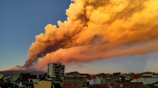 Impresionante erupción volcánica con cenizas teñidas de naranja