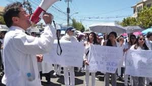 Bolivia: médicos declararon huelga de 10 días ante la promulgación de la Ley de Emergencia Sanitaria