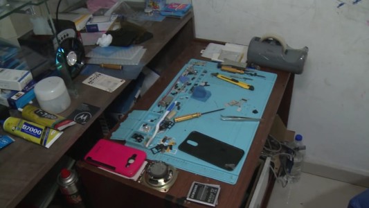 Descubren un laboratorio para adulterar celulares en Constitución: cuatro detenidos y locales clausurados