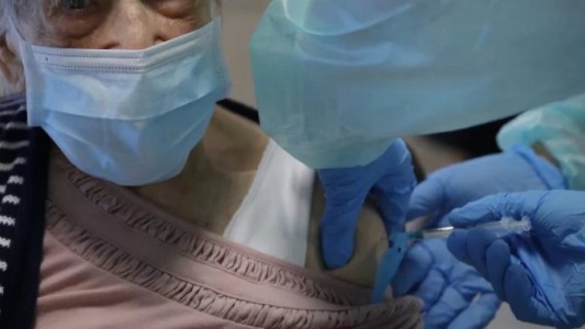 Inscriben a mayores de 80 años para vacunarse contra el coronavirus en la Ciudad: cómo sacar turno