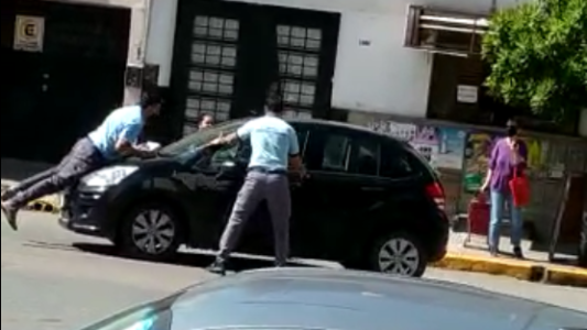 Videos: atropelló y arrastró 300 metros a un agente de tránsito
