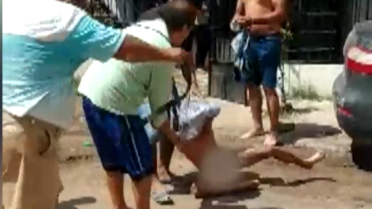 El video del ladrón al que detuvieron, desnudaron y agarraron a latigazos