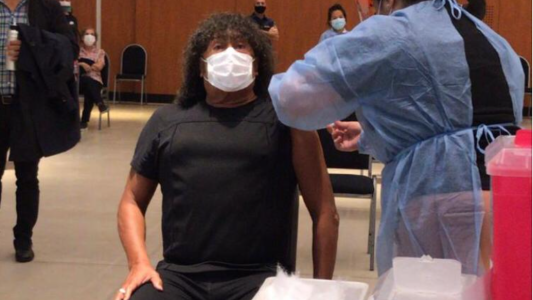 Video: La “Mona” Jiménez se vacunó contra el coronavirus