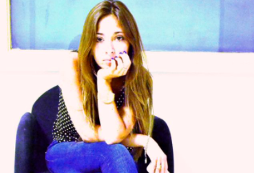 Quién es la secretaria del ministro Guzmán de 32 años que se presenta como bailarina armenia y fue vacunada