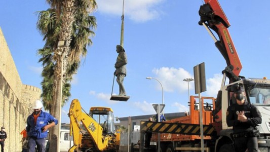 Ya no quedan estatuas de Franco en España: retiraron la última, en la norafricana Melilla