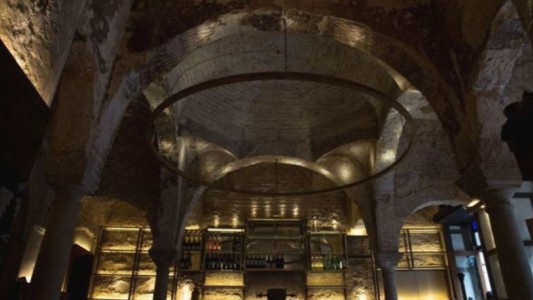 Hallaron un baño islámico del siglo XII en un bar de Sevilla