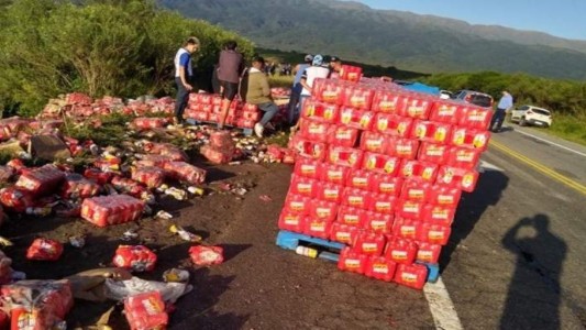 Catamarca: Volcó un camión que transportaba cervezas y lo saquearon