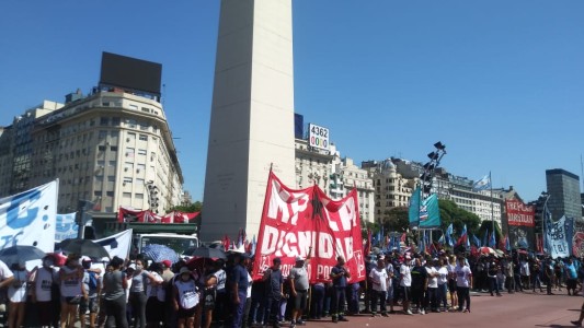 Organizaciones sociales protestan en el Obelisco por cierre de programa social de limpieza de veredas
