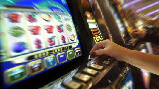 Se la llevaron presa porque estaba fumando en el bingo y le apagó el cigarrillo en la cara a un policía
