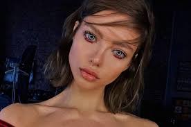 Polémica por una modelo que posó desnuda montada en un elefante en vías de extinción