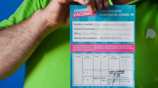 Se vacunó sin turno y lo contó por Whastapp: "En este país trucho hice una truchez"