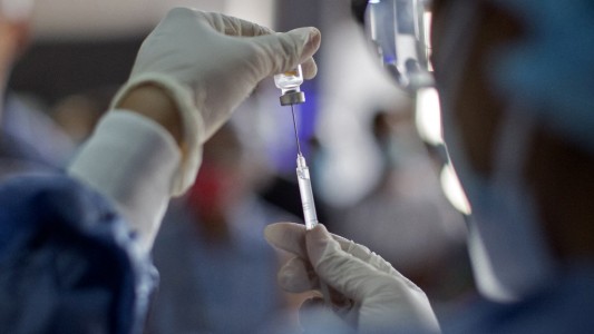 Detuvieron a un hombre de 88 años que conducía a 191 kilómetros en Francia porque llegaba tarde a vacunarse contra el coronavirus