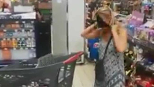 Video viral: la advirtieron en el supermercado, se sacó la bombacha y se la puso de tapabocas