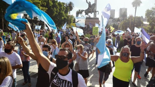 Marchas en distintos puntos del país en repudio a los vacunatorios VIP