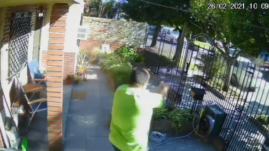 Video: un bombero echó a tiros a tres ladrones que entraron a su casa