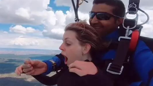 Le pidió matrimonio a su novia a casi 4000 metros de altura en paracaídas