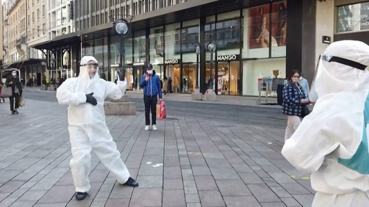 Tango a distancia: Bailarines suizos muestran la manera de bailar sin contacto